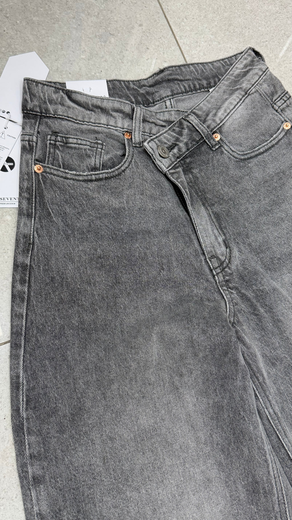 Jeans WideLeg Bottone Asimmetrico